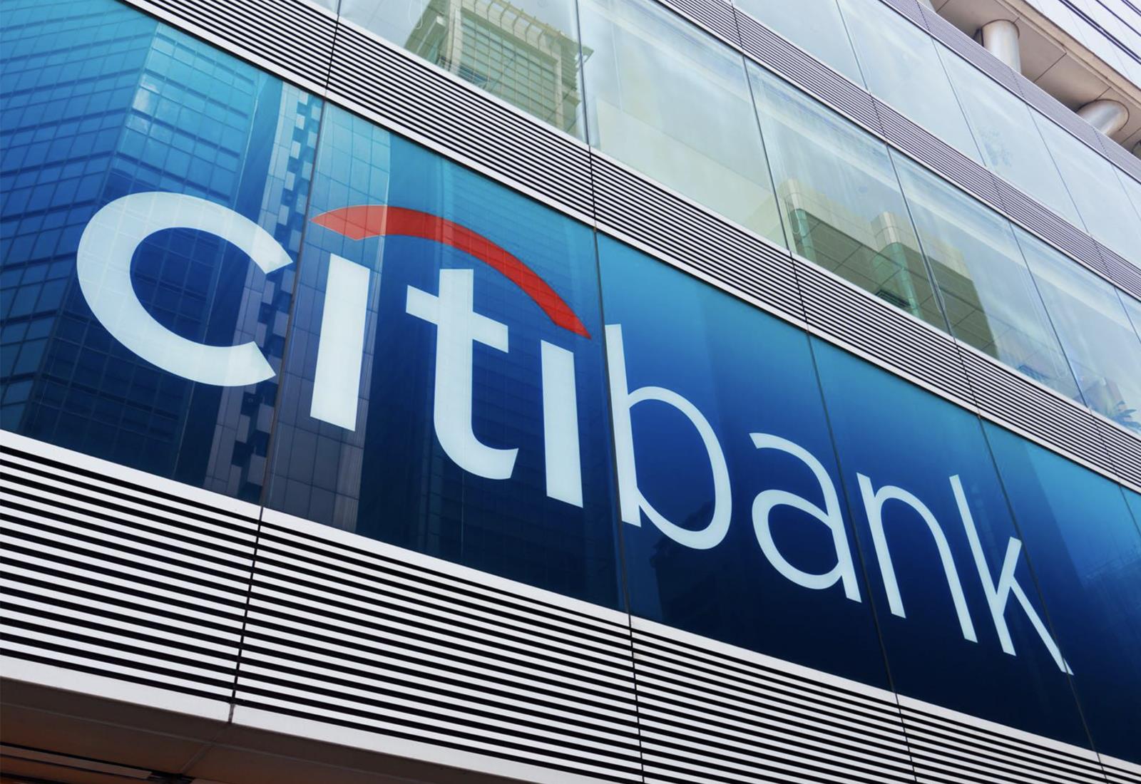 Modern banks must combine fast, transparent digital services with clear fees and human support to earn lasting customer trust.